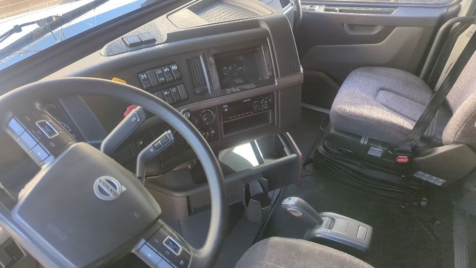 Sleeper Tractor-Heavy Duty Tractors-Volvo-2020-VNL64760-Fitchburg-MA-443,385\n\t\tmiles-$ 64,750 - Image 10
