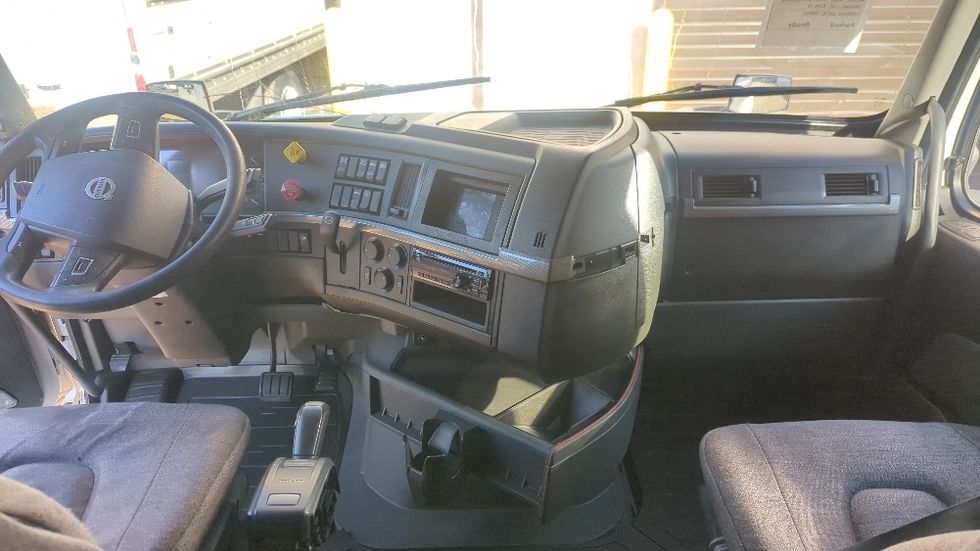 Sleeper Tractor-Heavy Duty Tractors-Volvo-2020-VNL64760-Fitchburg-MA-443,385\n\t\tmiles-$ 64,750 - Image 12