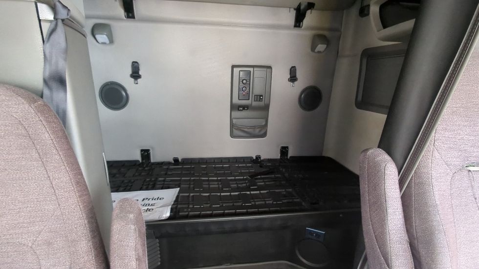 Sleeper Tractor-Heavy Duty Tractors-Volvo-2020-VNL64760-Fitchburg-MA-443,385\n\t\tmiles-$ 64,750 - Image 17