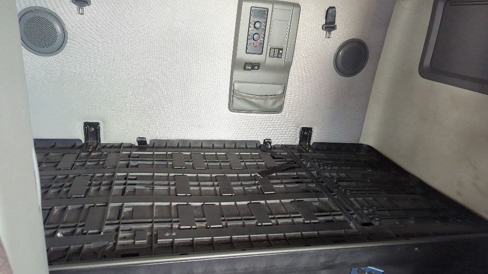 Sleeper Tractor-Heavy Duty Tractors-Volvo-2020-VNL64760-Fitchburg-MA-443,385\n\t\tmiles-$ 64,750 - Image 18