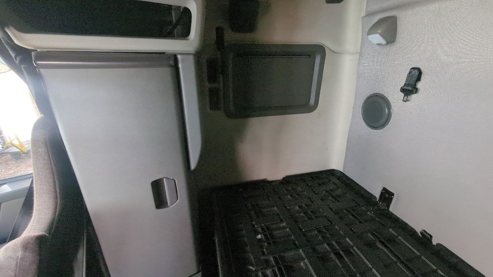 Sleeper Tractor-Heavy Duty Tractors-Volvo-2020-VNL64760-Fitchburg-MA-443,385\n\t\tmiles-$ 64,750 - Image 19