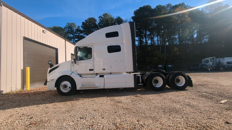 Sleeper Tractor-Heavy Duty Tractors-Volvo-2020-VNL64760-Fitchburg-MA-443,385\n\t\tmiles-$ 64,750 - Image 4