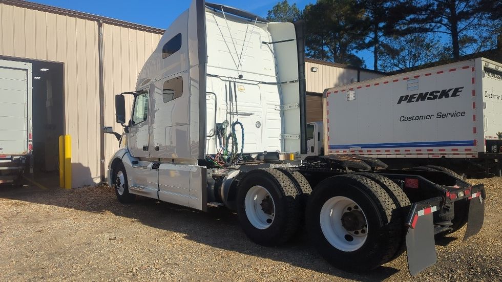 Sleeper Tractor-Heavy Duty Tractors-Volvo-2020-VNL64760-Fitchburg-MA-443,385\n\t\tmiles-$ 64,750 - Image 5