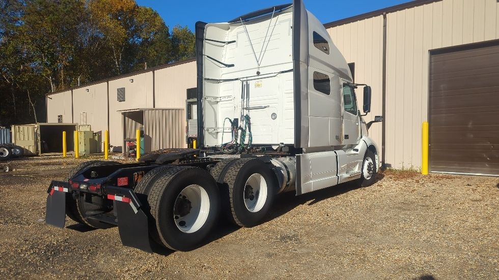 Sleeper Tractor-Heavy Duty Tractors-Volvo-2020-VNL64760-Fitchburg-MA-443,385\n\t\tmiles-$ 64,750 - Image 7