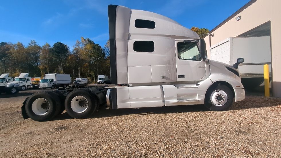 Sleeper Tractor-Heavy Duty Tractors-Volvo-2020-VNL64760-Fitchburg-MA-443,385\n\t\tmiles-$ 64,750 - Image 8