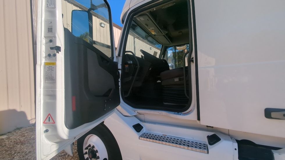 Sleeper Tractor-Heavy Duty Tractors-Volvo-2020-VNL64760-Fitchburg-MA-443,385\n\t\tmiles-$ 64,750 - Image 9