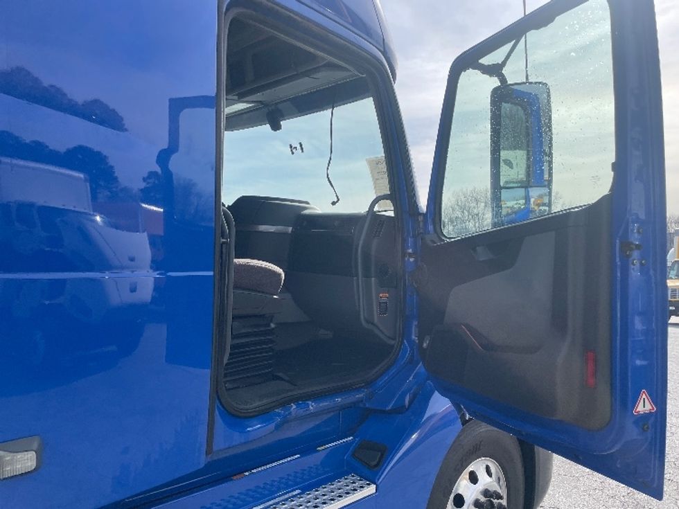 Sleeper Tractor-Heavy Duty Tractors-Volvo-2020-VNL64760-Forest Park-GA-727,567\n\t\tmiles-$ 46,250 - Image 13