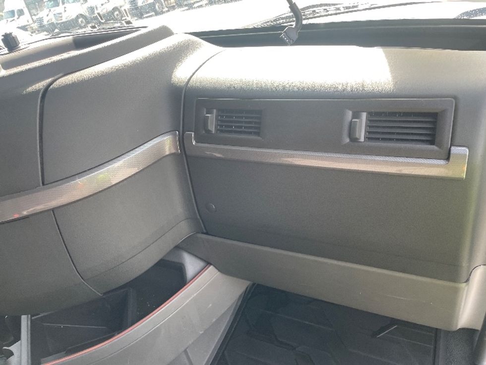 Sleeper Tractor-Heavy Duty Tractors-Volvo-2020-VNL64760-Forest Park-GA-727,567\n\t\tmiles-$ 46,250 - Image 14