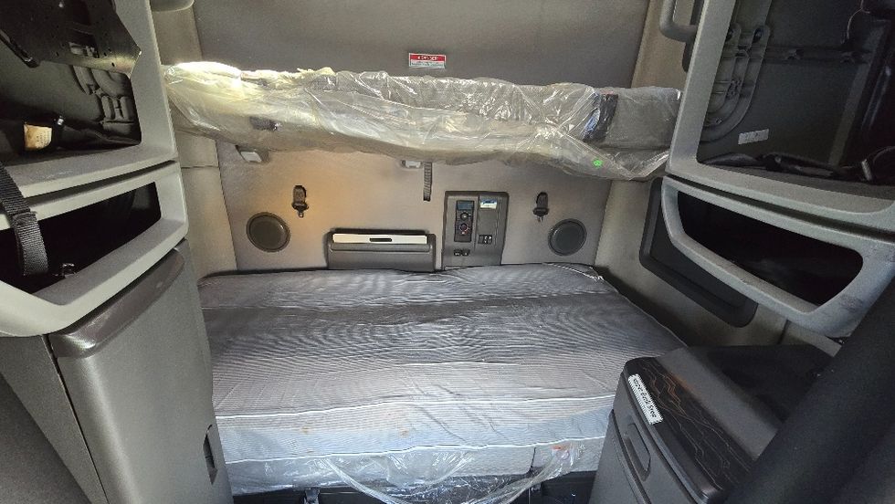 Sleeper Tractor-Heavy Duty Tractors-Volvo-2020-VNL64760-Forest Park-GA-727,567\n\t\tmiles-$ 46,250 - Image 16