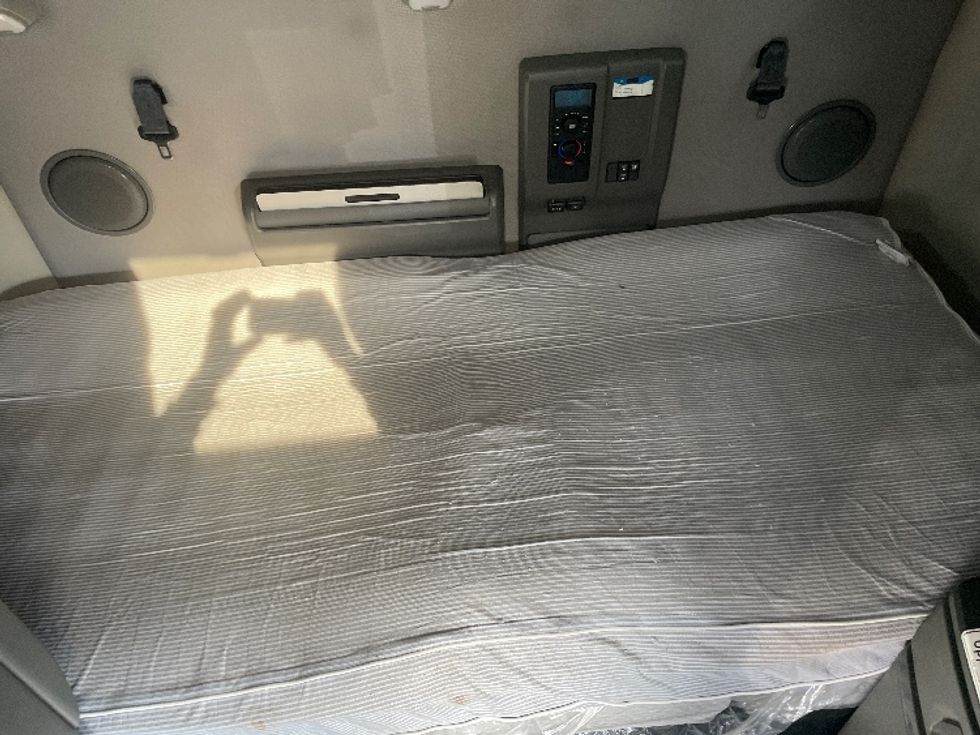 Sleeper Tractor-Heavy Duty Tractors-Volvo-2020-VNL64760-Forest Park-GA-727,567\n\t\tmiles-$ 46,250 - Image 17