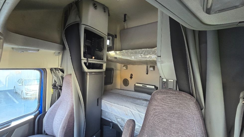 Sleeper Tractor-Heavy Duty Tractors-Volvo-2020-VNL64760-Forest Park-GA-727,567\n\t\tmiles-$ 46,250 - Image 18