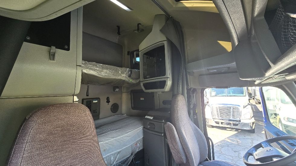 Sleeper Tractor-Heavy Duty Tractors-Volvo-2020-VNL64760-Forest Park-GA-727,567\n\t\tmiles-$ 46,250 - Image 19