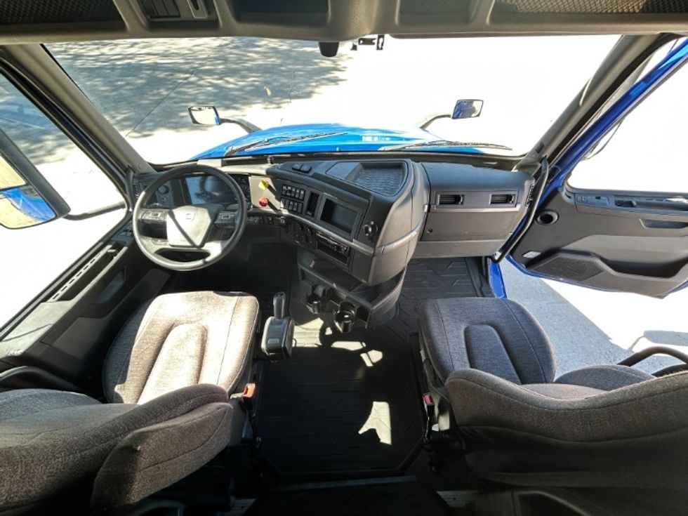 Sleeper Tractor-Heavy Duty Tractors-Volvo-2020-VNL64760-Forest Park-GA-854,419\n\t\tmiles-$ 36,750 - Image 12