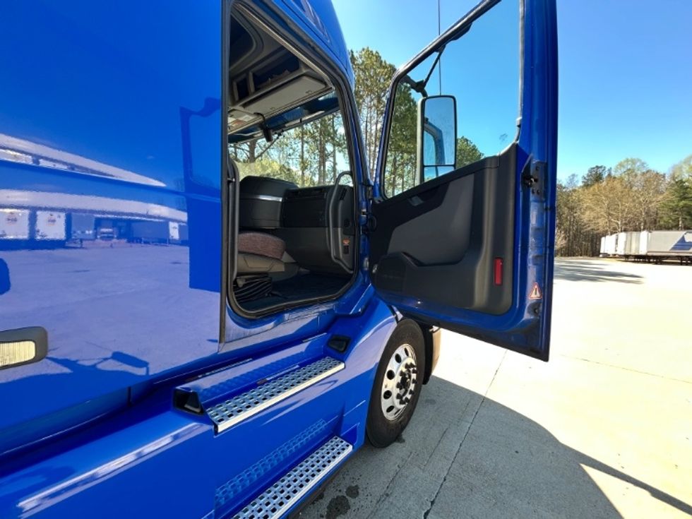 Sleeper Tractor-Heavy Duty Tractors-Volvo-2020-VNL64760-Forest Park-GA-854,419\n\t\tmiles-$ 36,750 - Image 13
