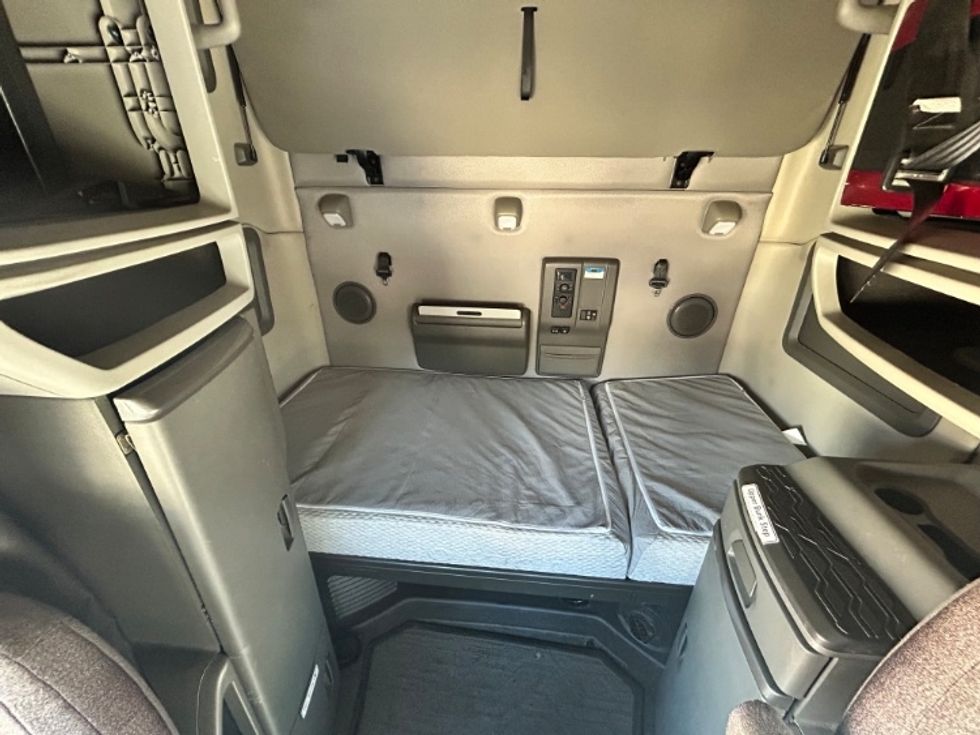 Sleeper Tractor-Heavy Duty Tractors-Volvo-2020-VNL64760-Forest Park-GA-854,419\n\t\tmiles-$ 36,750 - Image 16