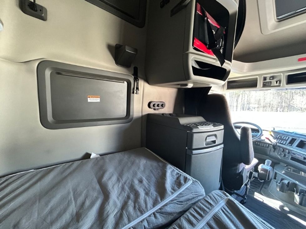 Sleeper Tractor-Heavy Duty Tractors-Volvo-2020-VNL64760-Forest Park-GA-854,419\n\t\tmiles-$ 36,750 - Image 17