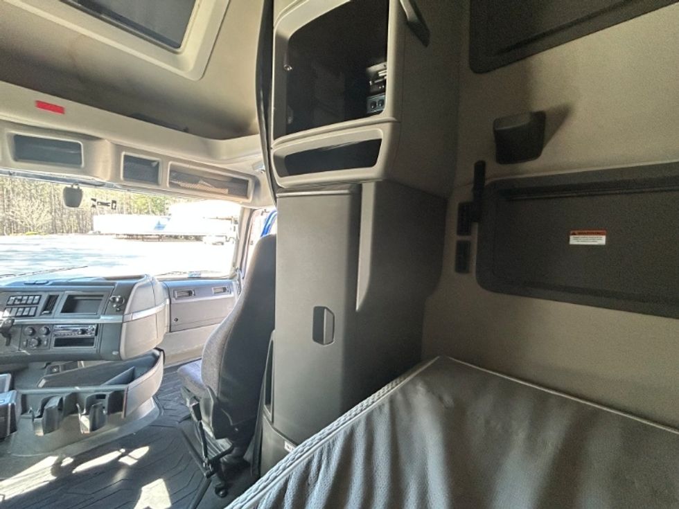 Sleeper Tractor-Heavy Duty Tractors-Volvo-2020-VNL64760-Forest Park-GA-854,419\n\t\tmiles-$ 36,750 - Image 18