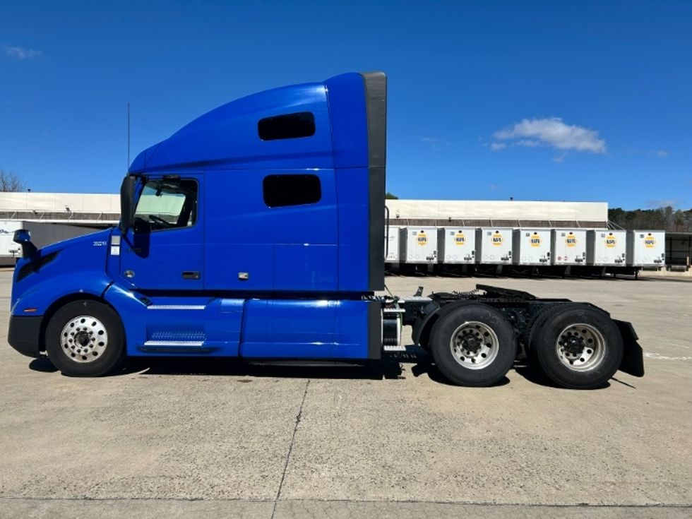 Sleeper Tractor-Heavy Duty Tractors-Volvo-2020-VNL64760-Forest Park-GA-854,419\n\t\tmiles-$ 36,750 - Image 4