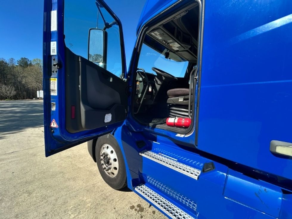 Sleeper Tractor-Heavy Duty Tractors-Volvo-2020-VNL64760-Forest Park-GA-854,419\n\t\tmiles-$ 36,750 - Image 9