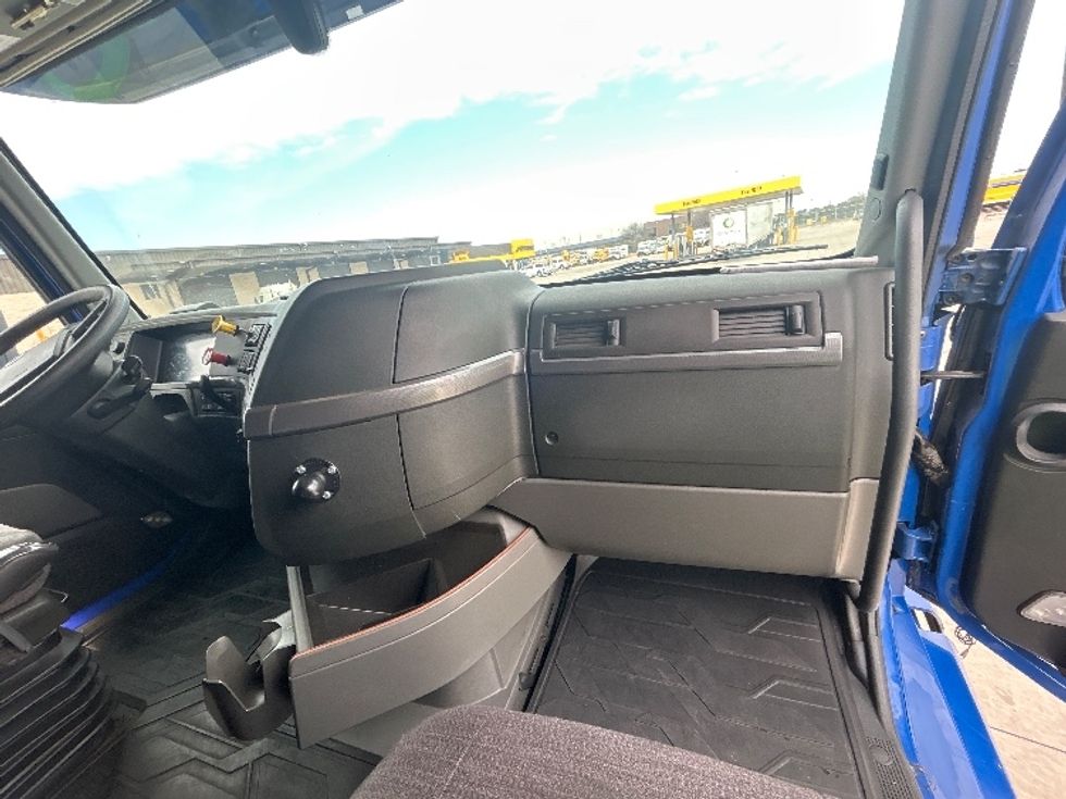 Sleeper Tractor-Heavy Duty Tractors-Volvo-2020-VNL64760-Fort Worth-TX-677,607\n\t\tmiles-$ 51,500 - Image 14