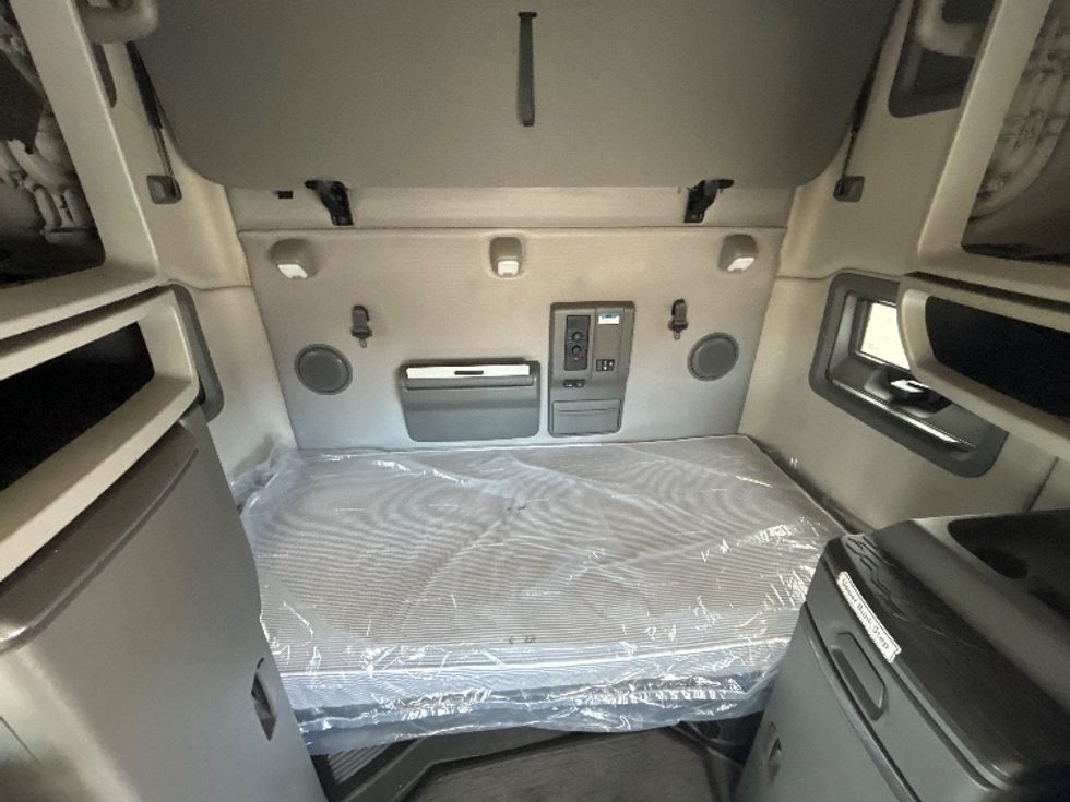 Sleeper Tractor-Heavy Duty Tractors-Volvo-2020-VNL64760-Fort Worth-TX-677,607\n\t\tmiles-$ 51,500 - Image 16