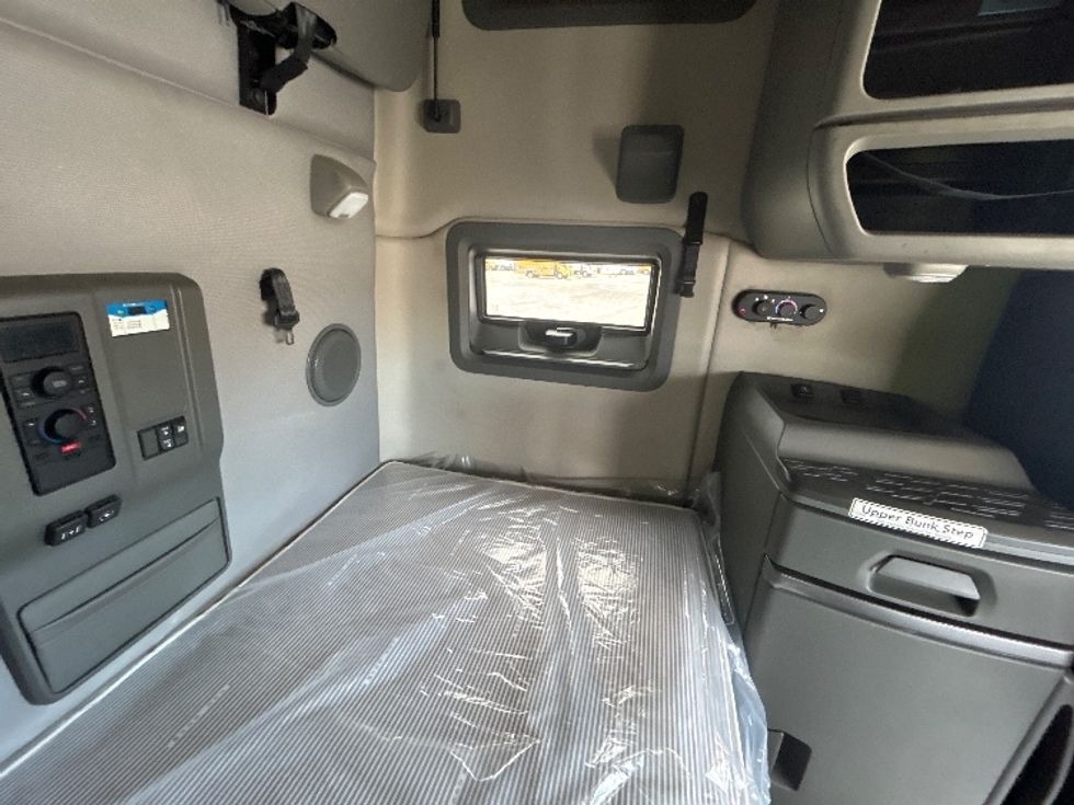 Sleeper Tractor-Heavy Duty Tractors-Volvo-2020-VNL64760-Fort Worth-TX-677,607\n\t\tmiles-$ 51,500 - Image 17