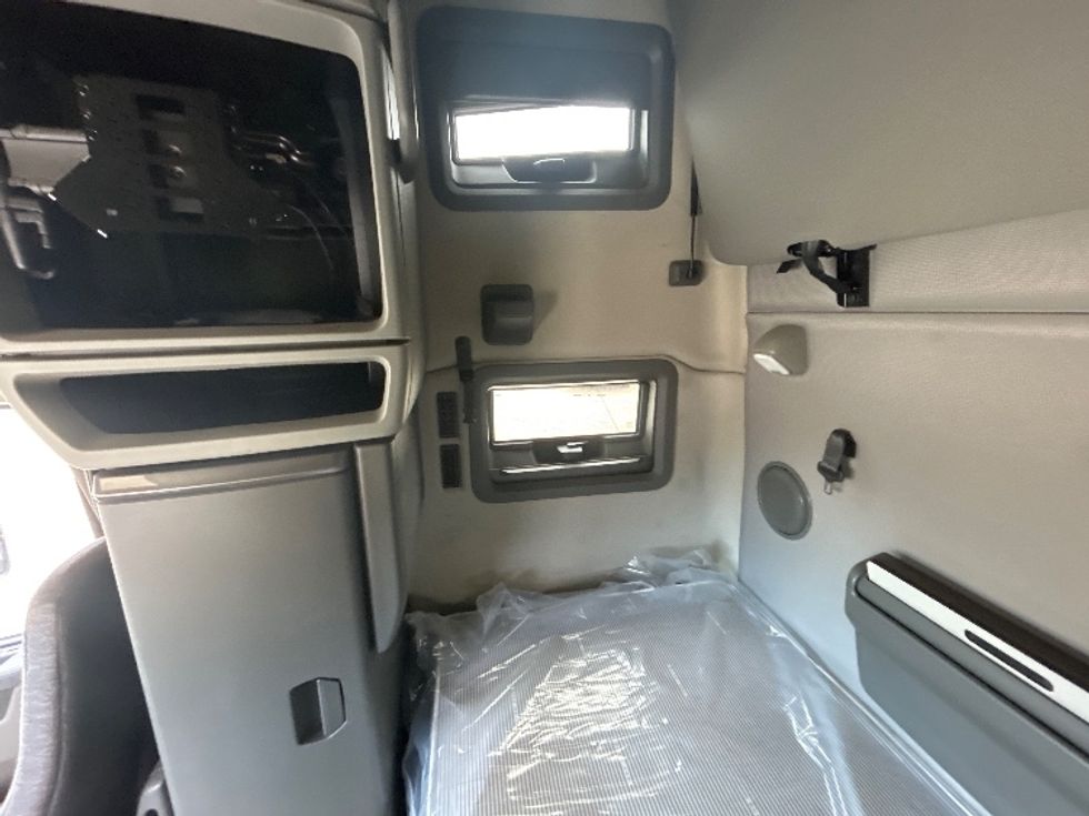 Sleeper Tractor-Heavy Duty Tractors-Volvo-2020-VNL64760-Fort Worth-TX-677,607\n\t\tmiles-$ 51,500 - Image 18