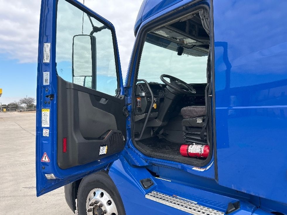 Sleeper Tractor-Heavy Duty Tractors-Volvo-2020-VNL64760-Fort Worth-TX-677,607\n\t\tmiles-$ 51,500 - Image 9
