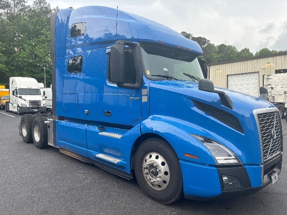 2020 Volvo VNL64760 Sleeper Tractor