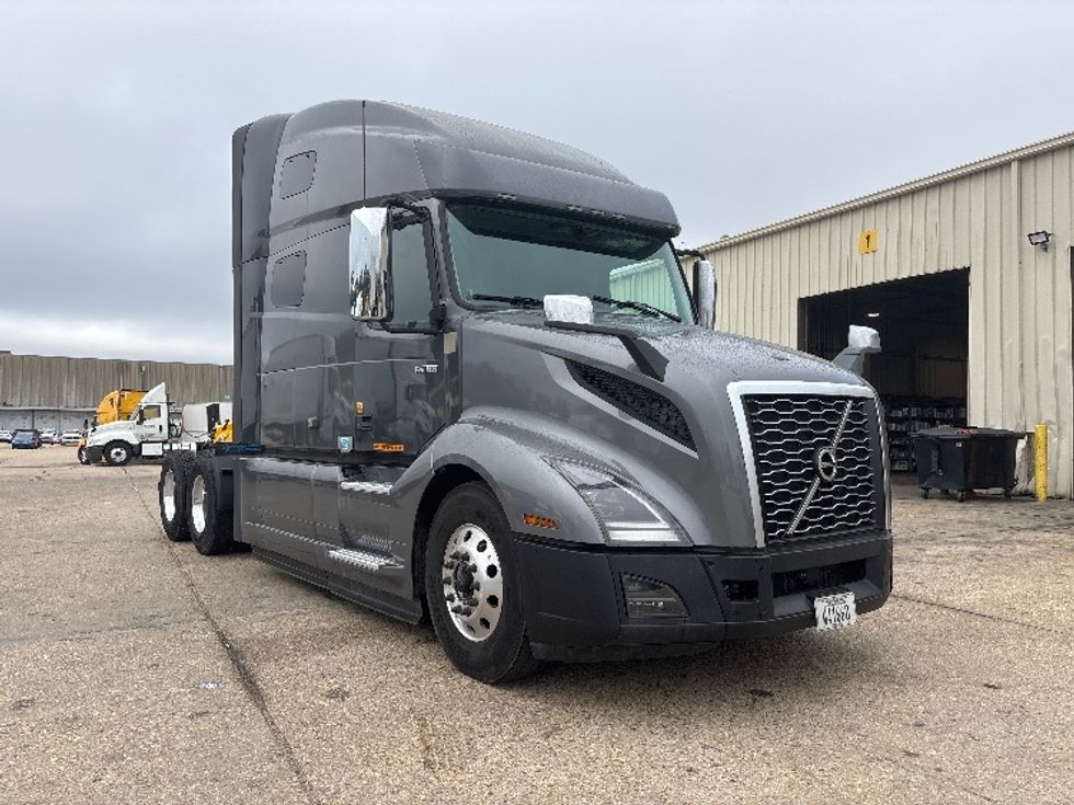 Sleeper Tractor-Heavy Duty Tractors-Volvo-2020-VNL64760-Hammond-LA-584,852\n\t\tmiles-$ 58,750 - Image 1