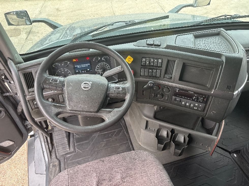 Sleeper Tractor-Heavy Duty Tractors-Volvo-2020-VNL64760-Hammond-LA-584,852\n\t\tmiles-$ 58,750 - Image 11