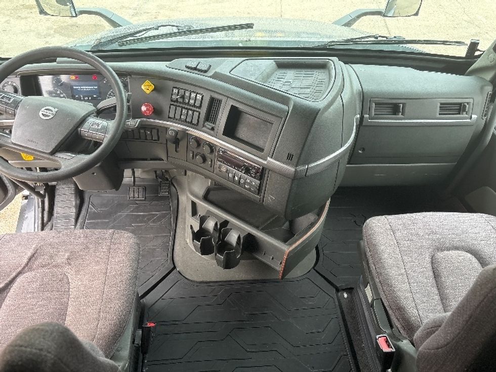 Sleeper Tractor-Heavy Duty Tractors-Volvo-2020-VNL64760-Hammond-LA-584,852\n\t\tmiles-$ 58,750 - Image 12
