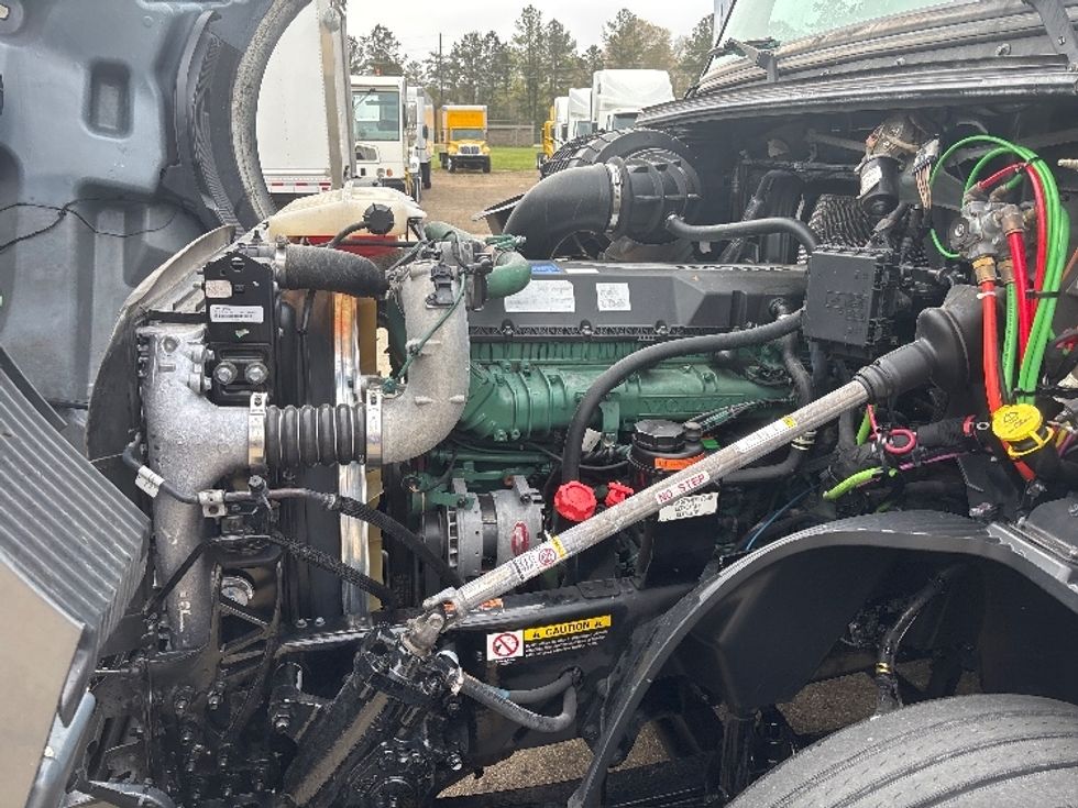 Sleeper Tractor-Heavy Duty Tractors-Volvo-2020-VNL64760-Hammond-LA-584,852\n\t\tmiles-$ 58,750 - Image 21