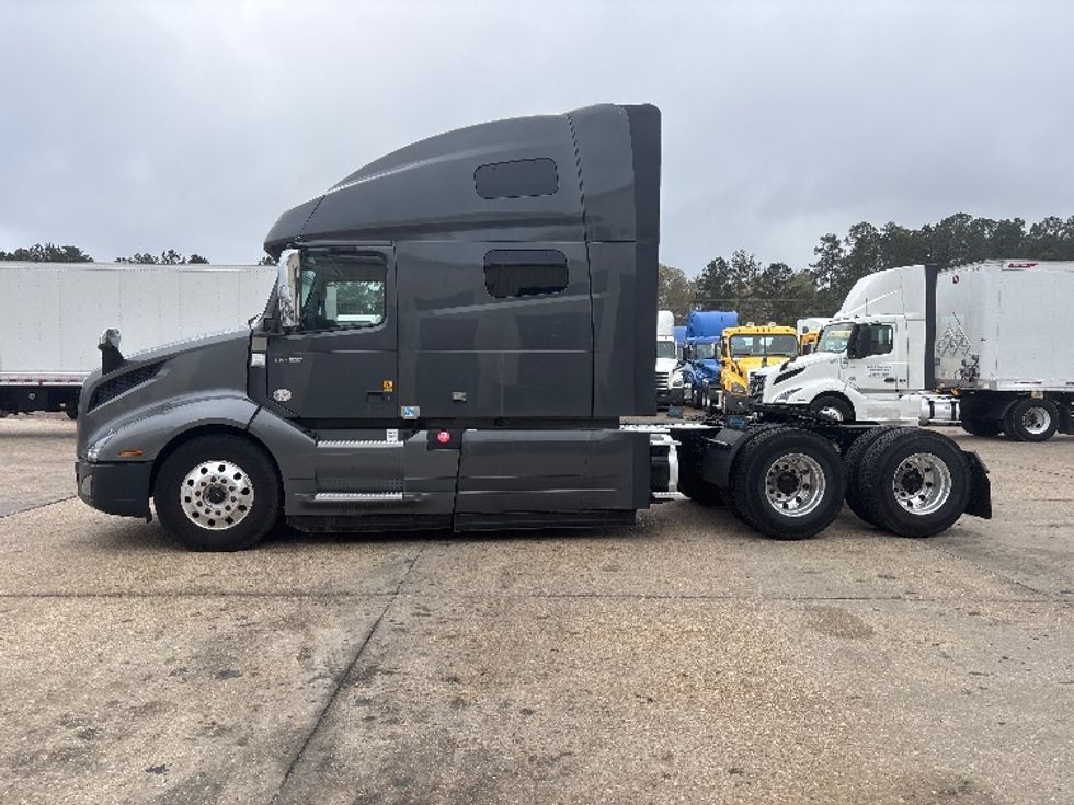Sleeper Tractor-Heavy Duty Tractors-Volvo-2020-VNL64760-Hammond-LA-584,852\n\t\tmiles-$ 58,750 - Image 4