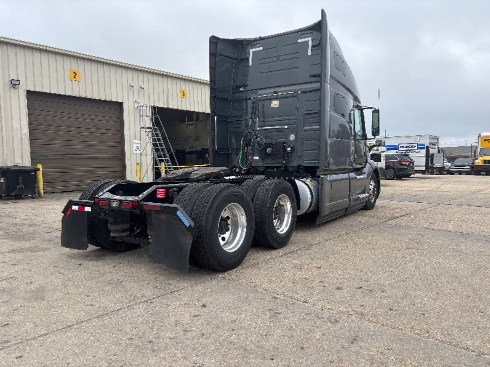 Sleeper Tractor-Heavy Duty Tractors-Volvo-2020-VNL64760-Hammond-LA-584,852\n\t\tmiles-$ 58,750 - Image 7