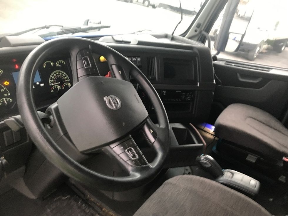 Sleeper Tractor-Heavy Duty Tractors-Volvo-2020-VNL64760-Harrisburg-PA-618,068\n\t\tmiles-$ 52,750 - Image 10