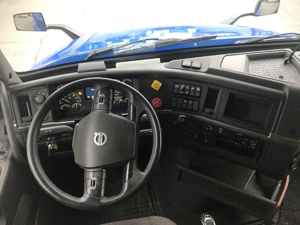 Sleeper Tractor-Heavy Duty Tractors-Volvo-2020-VNL64760-Harrisburg-PA-618,068\n\t\tmiles-$ 52,750 - Image 11