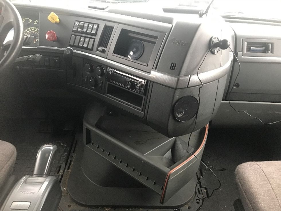 Sleeper Tractor-Heavy Duty Tractors-Volvo-2020-VNL64760-Harrisburg-PA-618,068\n\t\tmiles-$ 52,750 - Image 12