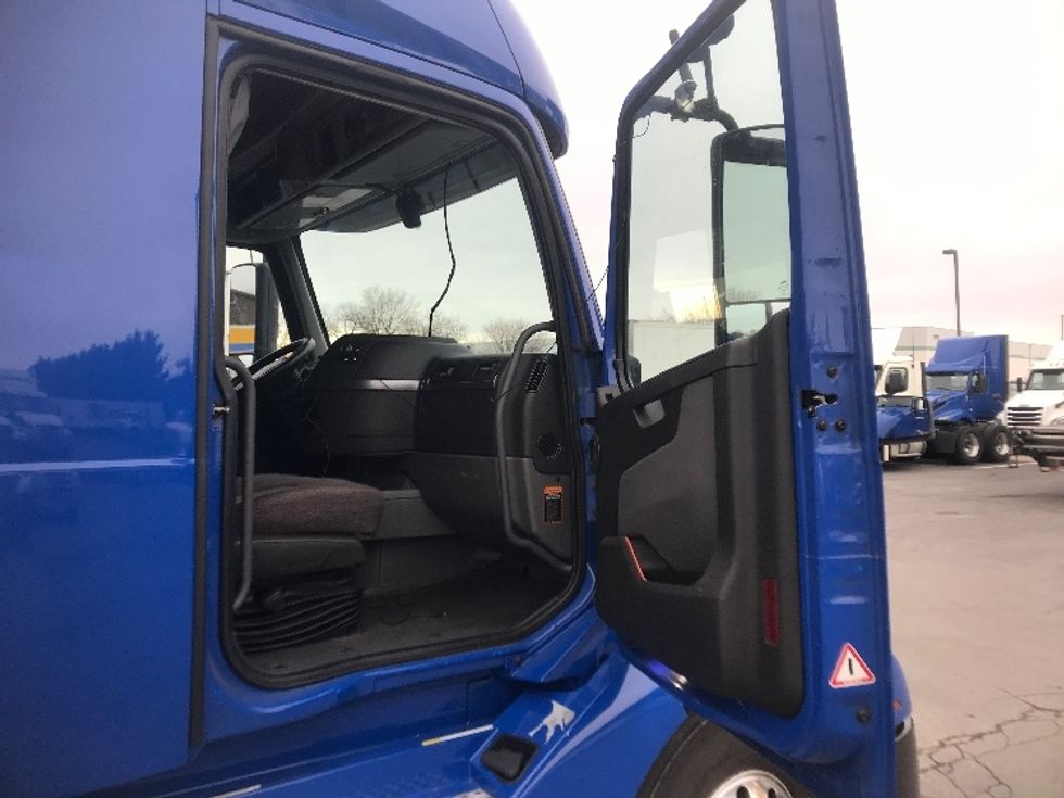 Sleeper Tractor-Heavy Duty Tractors-Volvo-2020-VNL64760-Harrisburg-PA-618,068\n\t\tmiles-$ 52,750 - Image 13