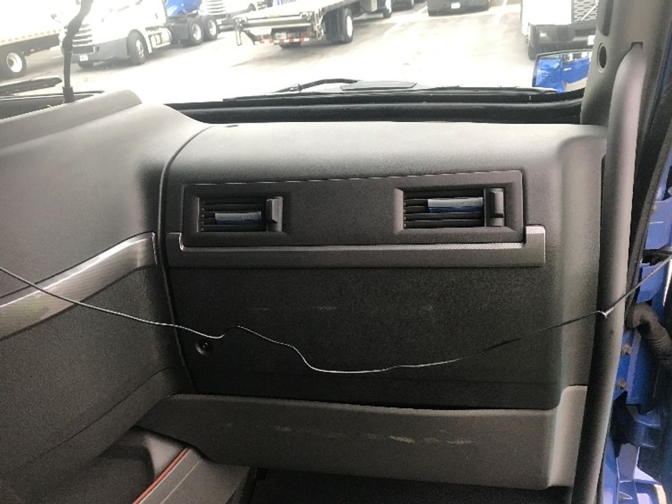 Sleeper Tractor-Heavy Duty Tractors-Volvo-2020-VNL64760-Harrisburg-PA-618,068\n\t\tmiles-$ 52,750 - Image 14