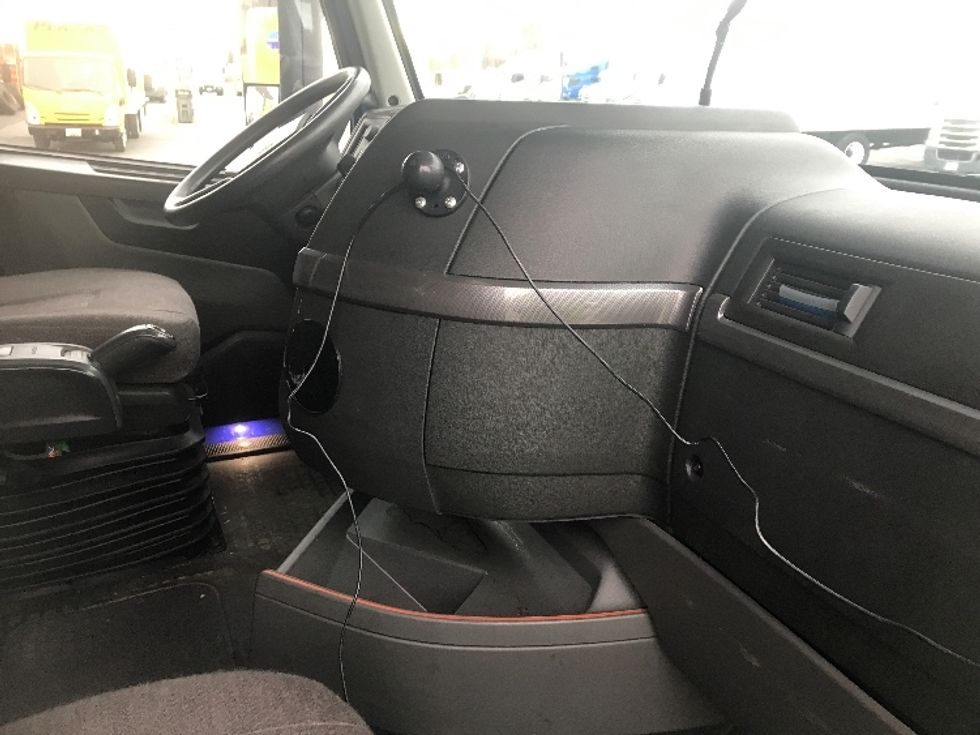 Sleeper Tractor-Heavy Duty Tractors-Volvo-2020-VNL64760-Harrisburg-PA-618,068\n\t\tmiles-$ 52,750 - Image 15