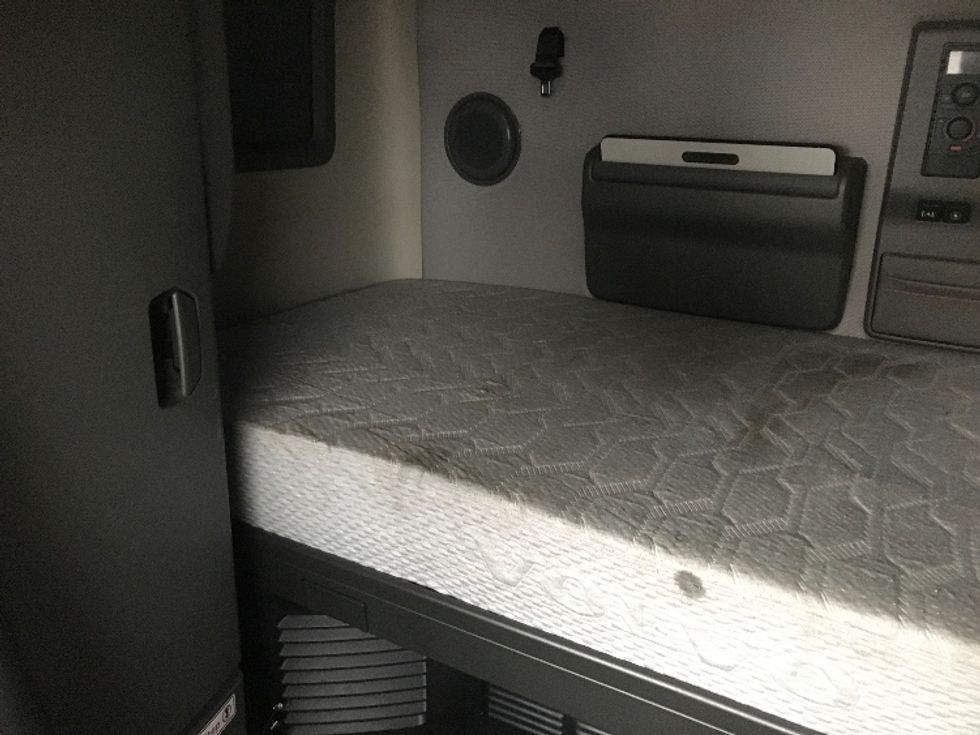 Sleeper Tractor-Heavy Duty Tractors-Volvo-2020-VNL64760-Harrisburg-PA-618,068\n\t\tmiles-$ 52,750 - Image 16