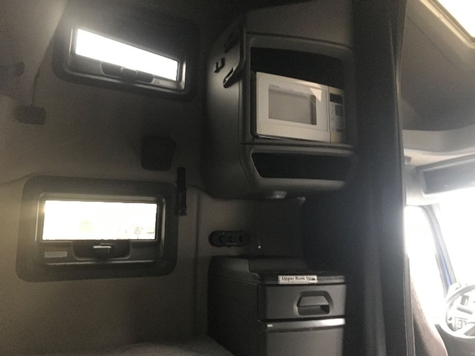 Sleeper Tractor-Heavy Duty Tractors-Volvo-2020-VNL64760-Harrisburg-PA-618,068\n\t\tmiles-$ 52,750 - Image 17