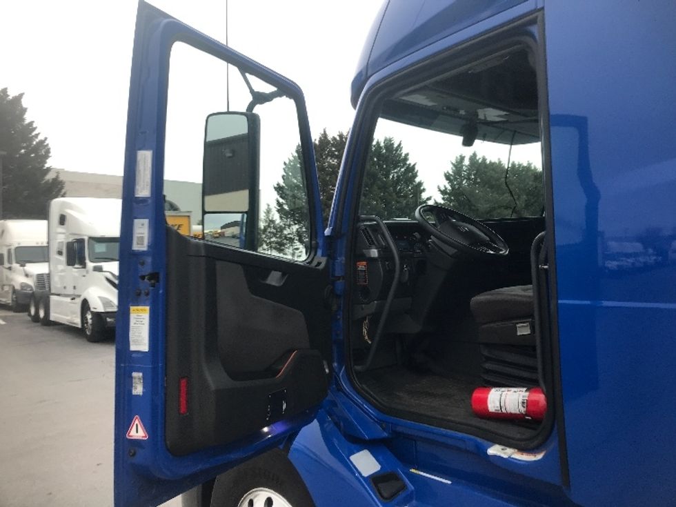 Sleeper Tractor-Heavy Duty Tractors-Volvo-2020-VNL64760-Harrisburg-PA-618,068\n\t\tmiles-$ 52,750 - Image 9
