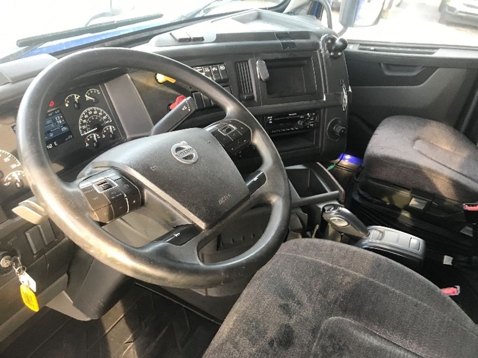 Sleeper Tractor-Heavy Duty Tractors-Volvo-2020-VNL64760-Harrisburg-PA-657,064\n\t\tmiles-$ 49,000 - Image 10