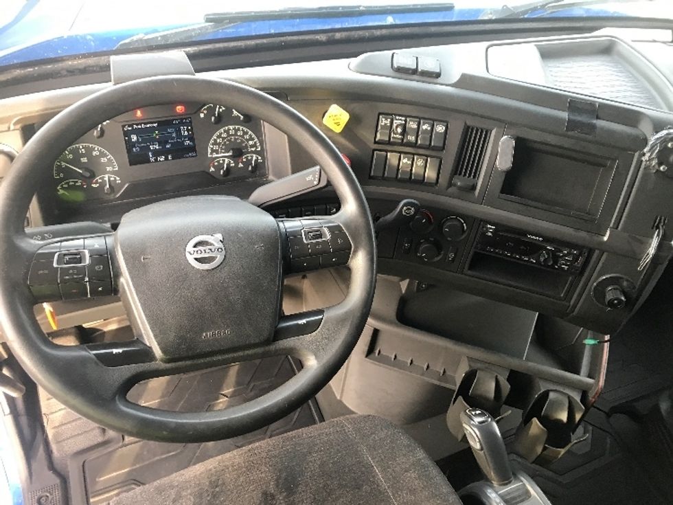 Sleeper Tractor-Heavy Duty Tractors-Volvo-2020-VNL64760-Harrisburg-PA-657,064\n\t\tmiles-$ 49,000 - Image 11