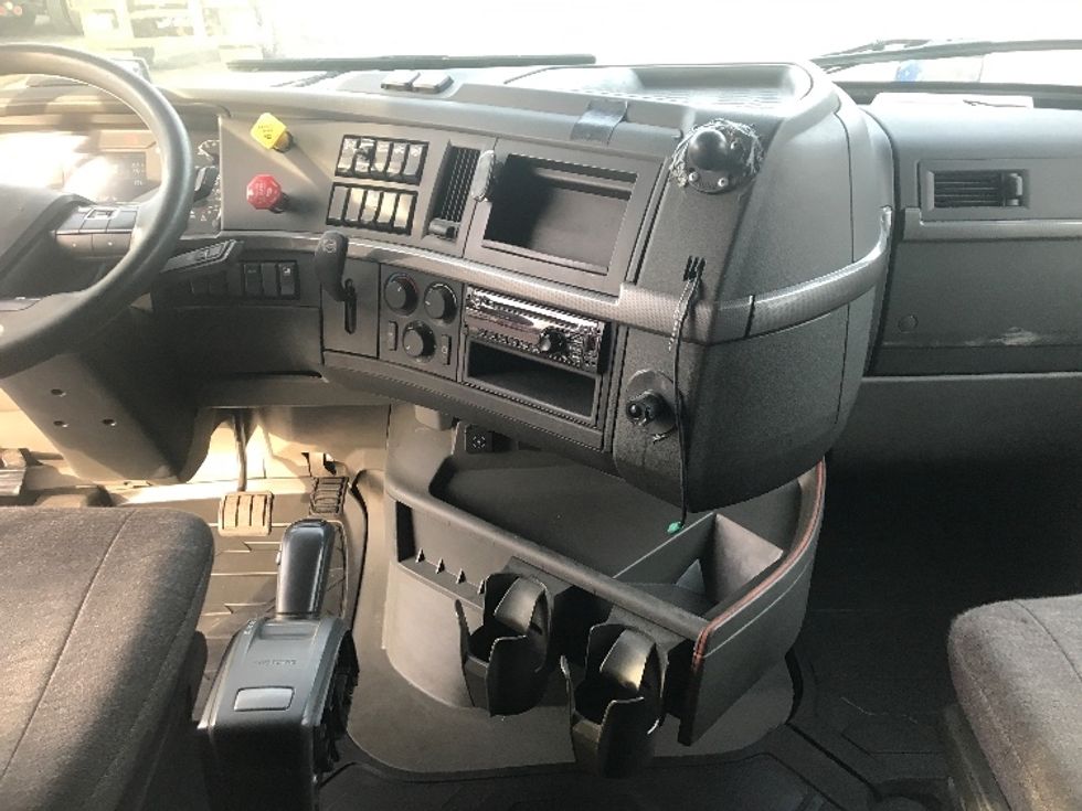 Sleeper Tractor-Heavy Duty Tractors-Volvo-2020-VNL64760-Harrisburg-PA-657,064\n\t\tmiles-$ 49,000 - Image 12