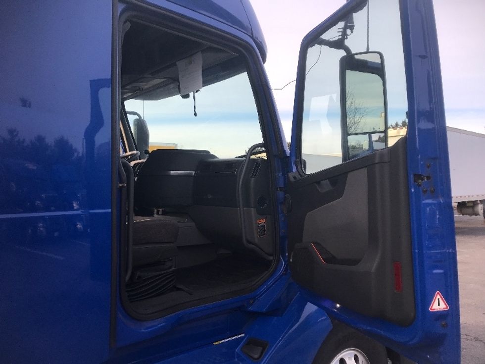 Sleeper Tractor-Heavy Duty Tractors-Volvo-2020-VNL64760-Harrisburg-PA-657,064\n\t\tmiles-$ 49,000 - Image 13