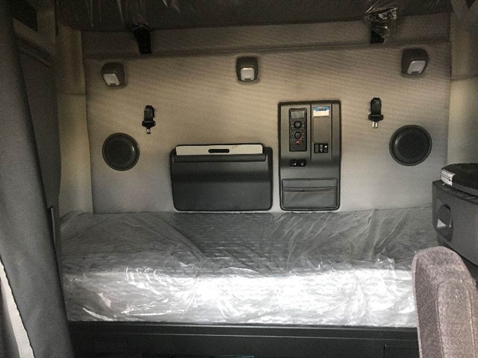 Sleeper Tractor-Heavy Duty Tractors-Volvo-2020-VNL64760-Harrisburg-PA-657,064\n\t\tmiles-$ 49,000 - Image 16