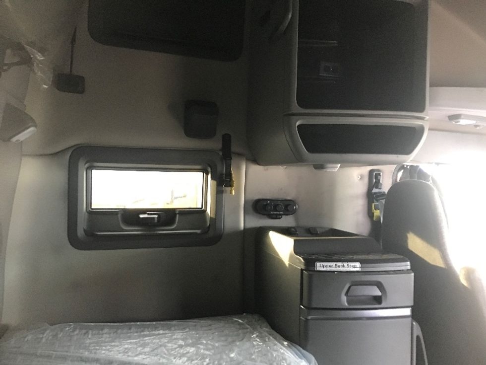 Sleeper Tractor-Heavy Duty Tractors-Volvo-2020-VNL64760-Harrisburg-PA-657,064\n\t\tmiles-$ 49,000 - Image 17